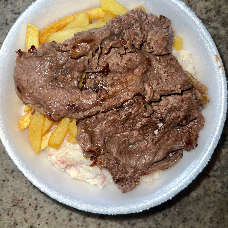 Acompanhamentos: Arroz à Piamontese, Fritas e Bife.