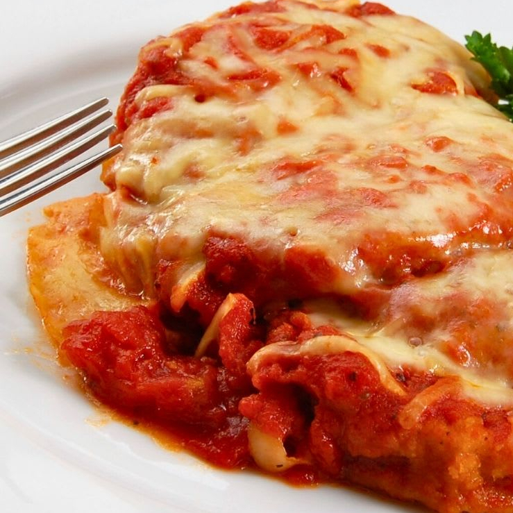 Parmegiana Frango com molho de tomate caseiro. Acompanhamentos: espaguete, purê batata doce e batata palha. Individual 400gr / Para Duas Pessoas 800gr