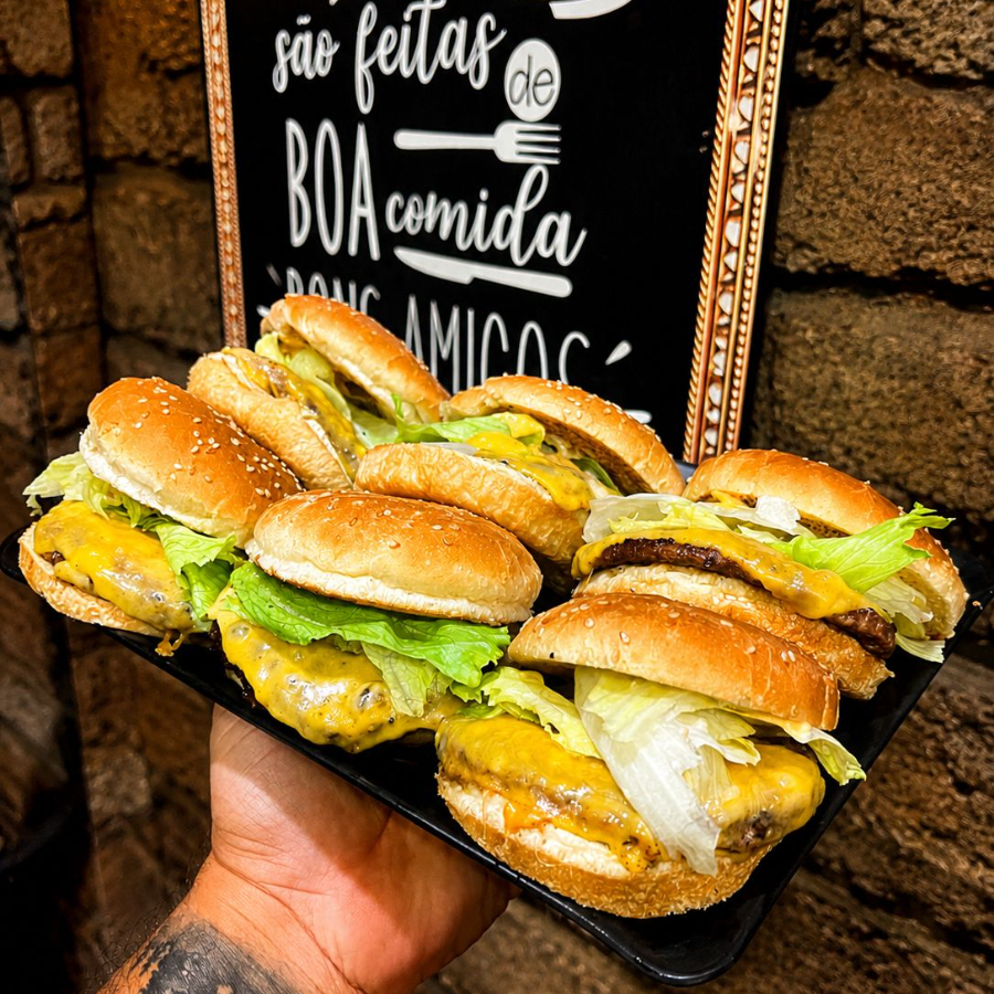 6 Burgers com carne de 120gr cada, muito queijo, alface americana e molho especial. Perfeito para dividir.