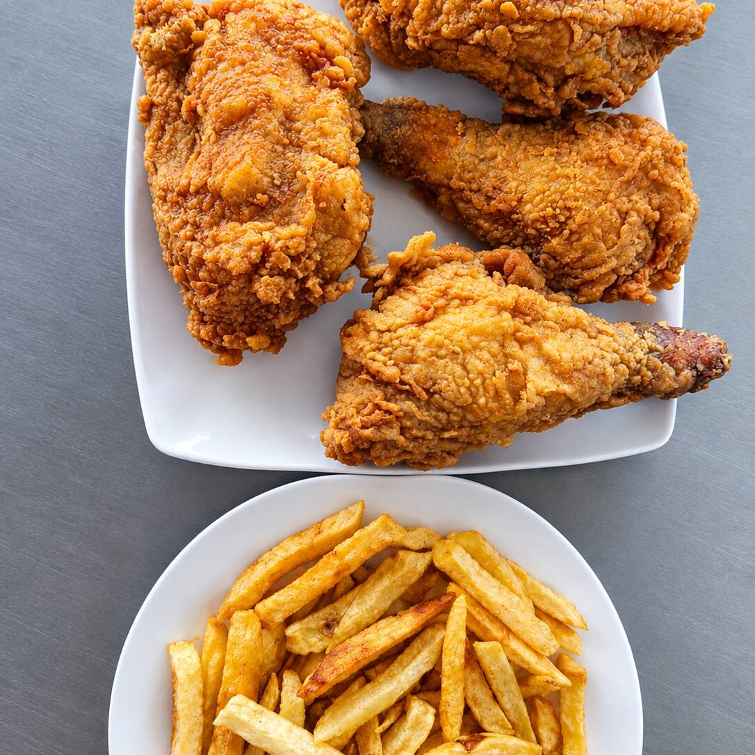 Medio Pollo Apanado con Papas Fritas y salsas