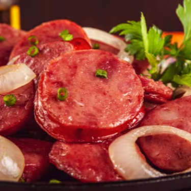 Calabresa defumada grelhada no ponto certo, acompanhada de cebola e maionese, uma combinação simples e cheia de sabor. 😋