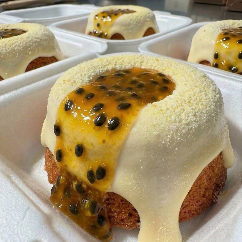 Bolo macio e molhadinho com cobertura de ninho e geleia de maracujá.