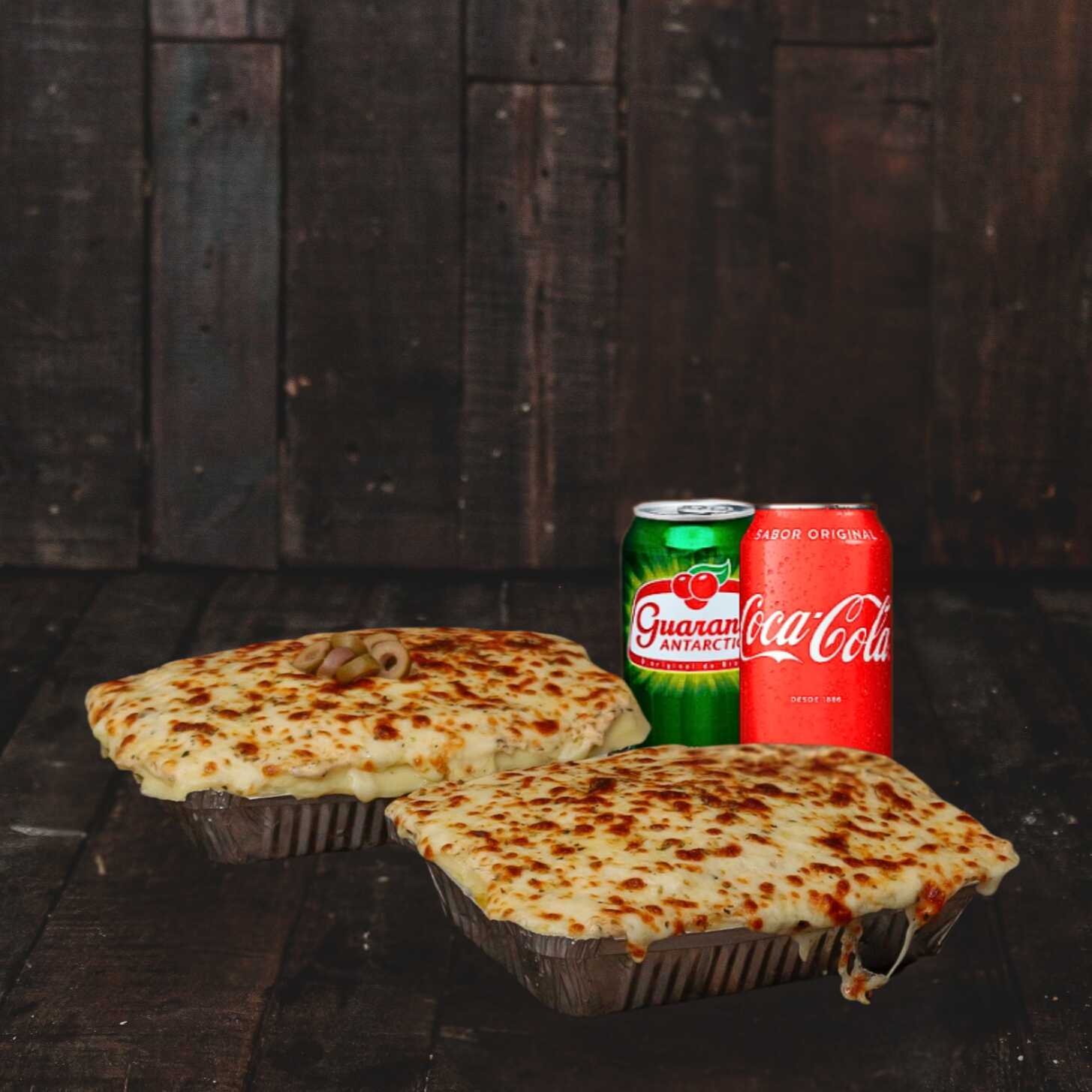 Saboreie 2 gratinados tradicionais. Cada um vem com pão macio de 70g, 2 salsichas, ketchup, mostarda, vinagrete sem cebola, milho, purê de batata caseiro, maionese temperada c/ azeitonas pretas ou maionese hellmann's à sua escolha, tudo gratinado com mussarela,2 azeitonas e um toque de orégano.
Perfeito para compartilhar e matar a fome com muito sabor! Serve 2 pessoas. + 2 refrigerante lata 350 ml