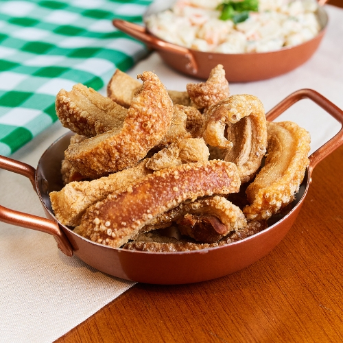 Delicie-se com nossa irresistível porção de torresmo crocante e dourada.