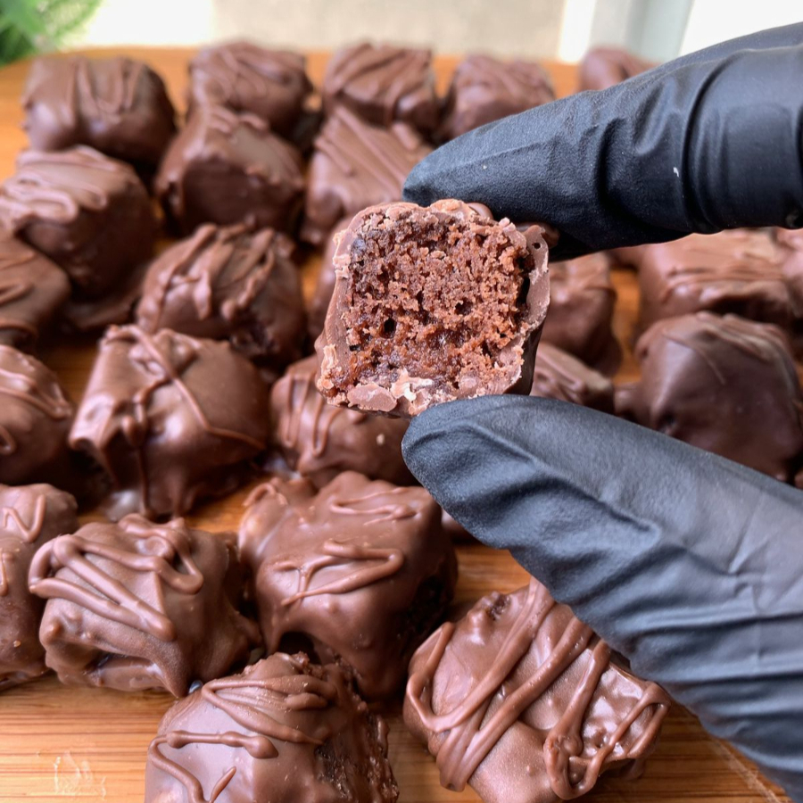 Mini brownie bites, brownie 100% cacau, banhados no chocolate ao leite, deguste e aprecie nosso brownie