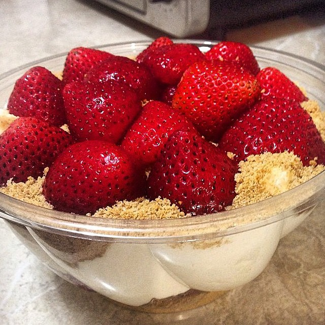 Bowl Fresas con Crema y Pay