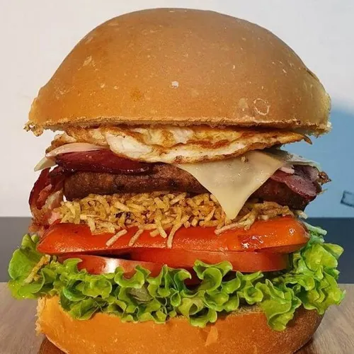 Maionese, tomate, alface, milho, queijo e filé de frango