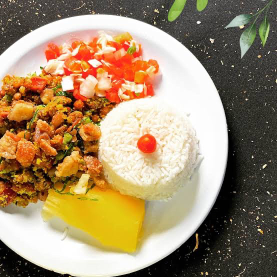 Arroz, Feijão Tropeiro, Mandioca e Vinagrete