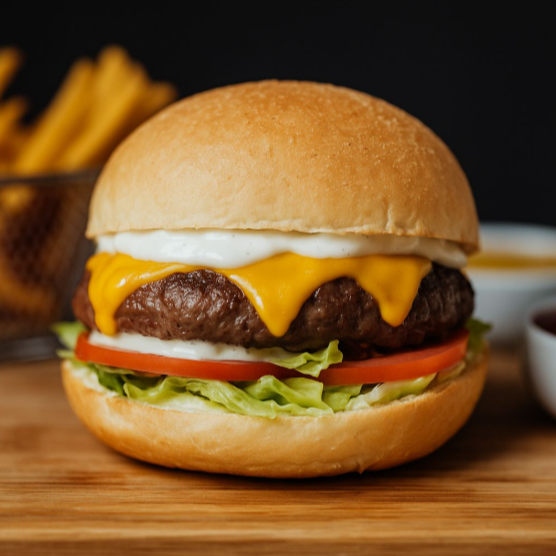 Pão da casa, hamburguer artesanal 140gr, alface americana, tomate fresco, maionese da casa com cebola e 2 fatias de cheddar#lanche