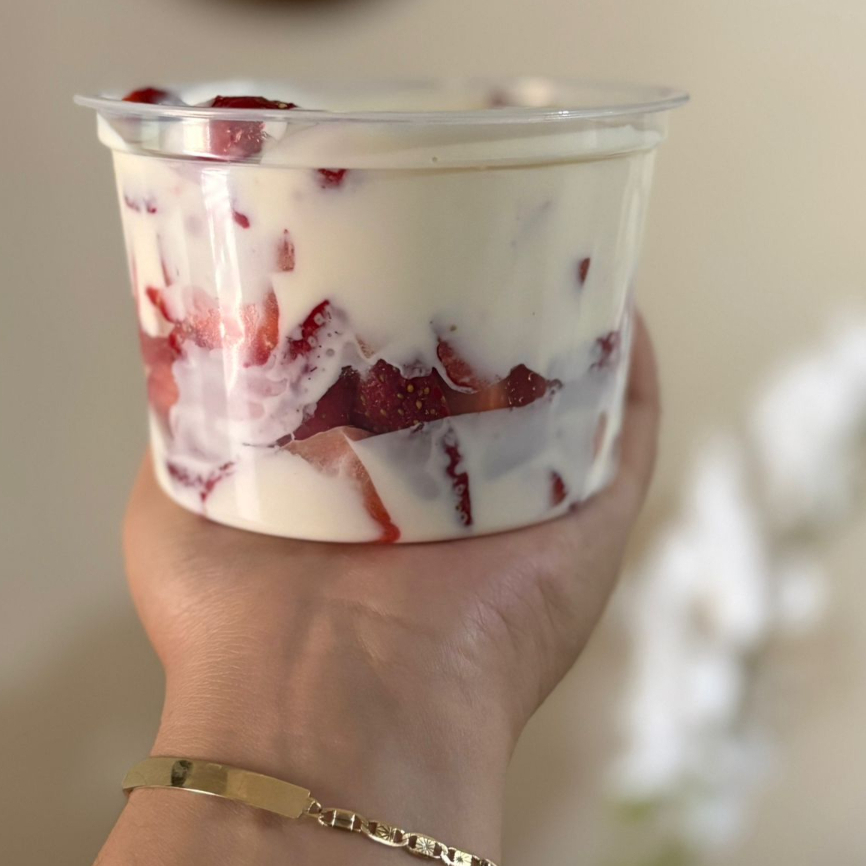 FRESAS CON CREMA MEDIO LITRO