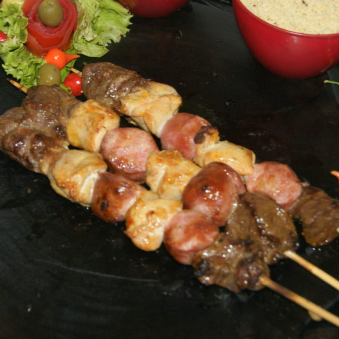Espeto de misto de carne, frango e linguiça toscana