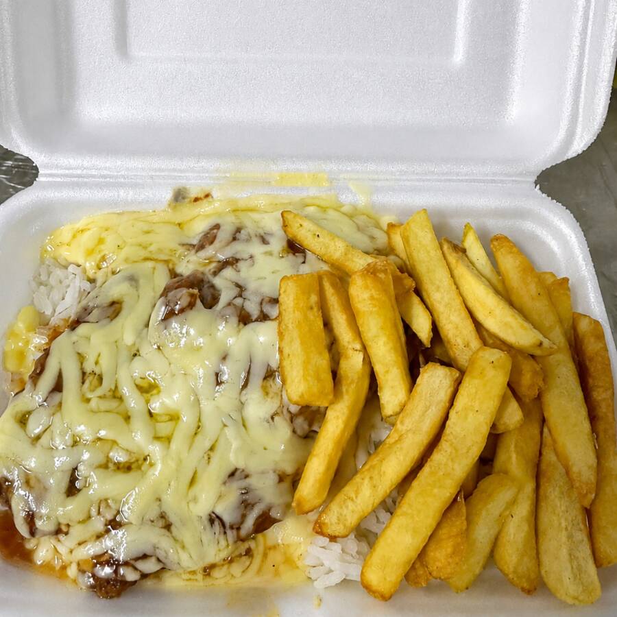 Dois Parmegiana 1 de frango e 1 de carne acompanha Arroz, feijão e Fritas em ambos