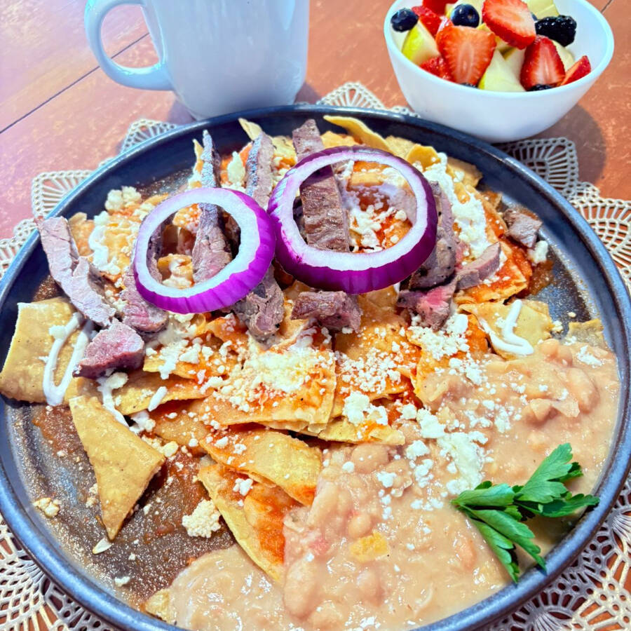 Chilaquiles Rojos con Arrachera