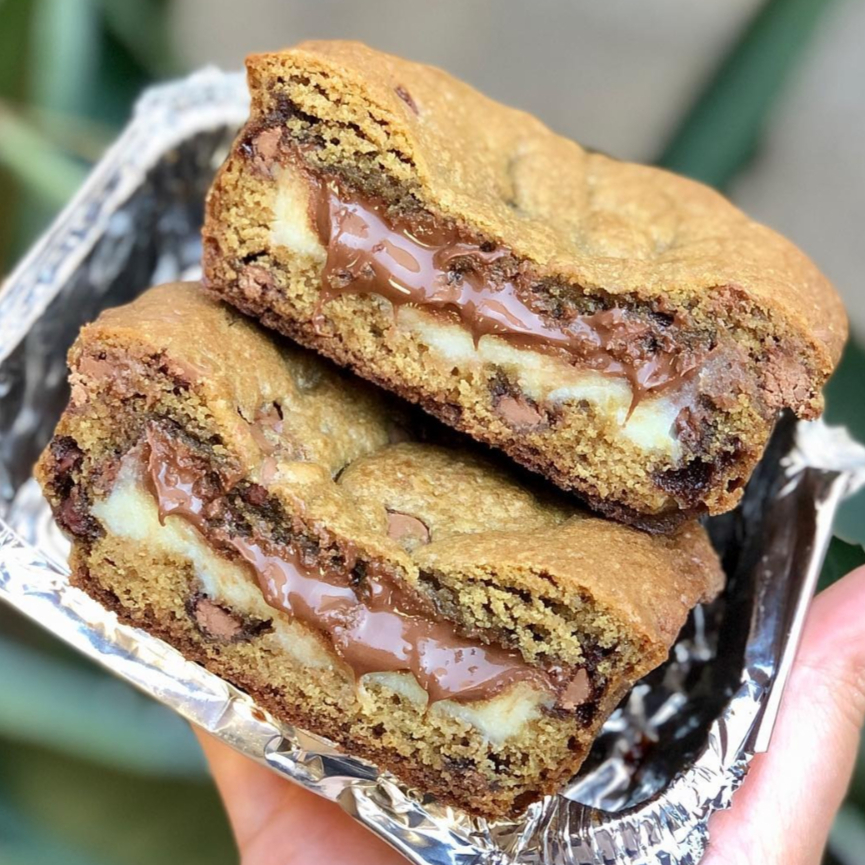 Torta Cookie Assada na hora Feita com açucar Mascavo nos sabores Nutella Original & Ninho Brigaduco e Nutella - 230g - Selecione o sabor desejado: