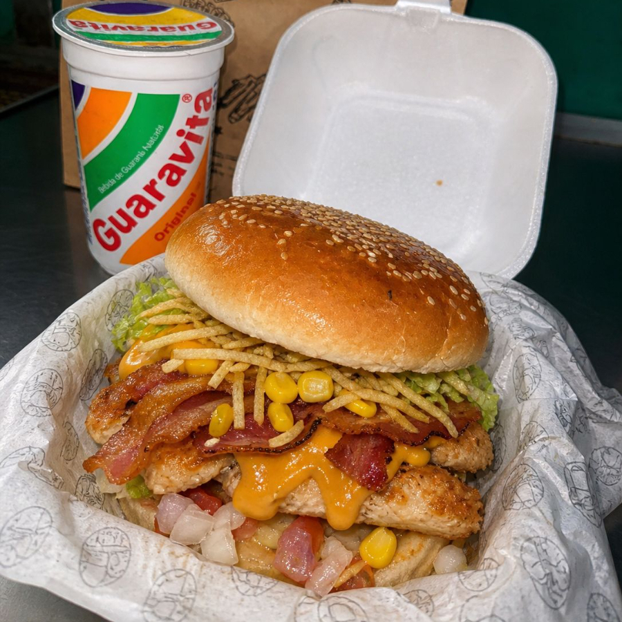 Tudo o que você ama, agora com filé de frango grelhado no lugar do hambúrguer! Uma combinação completa com sabor e liberdade pra montar como quiser. Escolha seus complementos no nosso buffet com mais de 16 opções disponíveis! Imagem meramente ilustrativa