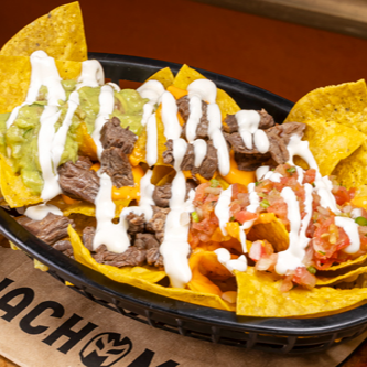 Tortilla chips, carne asada, guacamole, cheddar e pico de gallo e sour cream