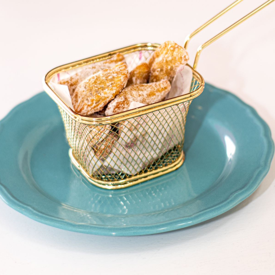 10 mini pasteis de festa, recheados com carne moida e passados no acucar refinado.