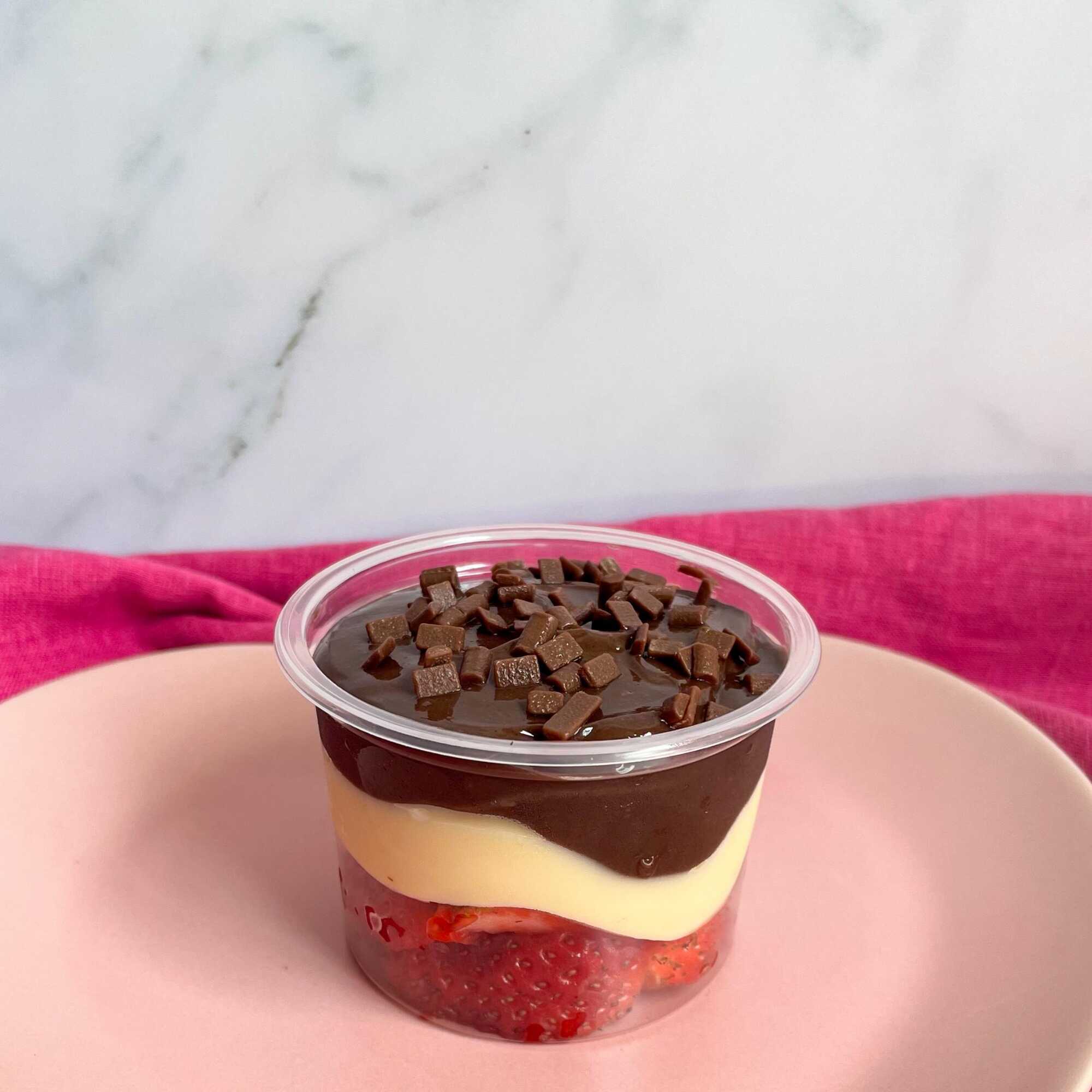 Sobremesa composta por morangos frescos + brigadeiro cremoso de leite Ninho + nosso delicioso brigadeiro de chocolate e finalizado com granulé de chocolate.