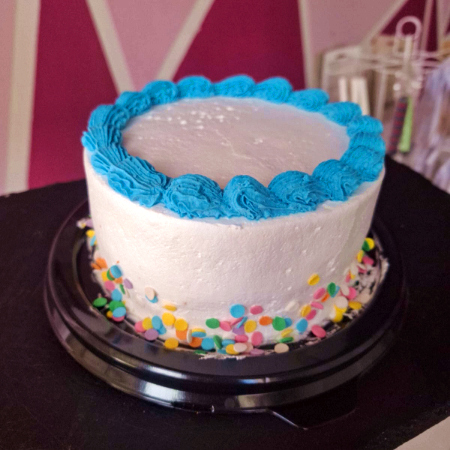 Tres Leches con Crema Pastelera Azul con Blanco