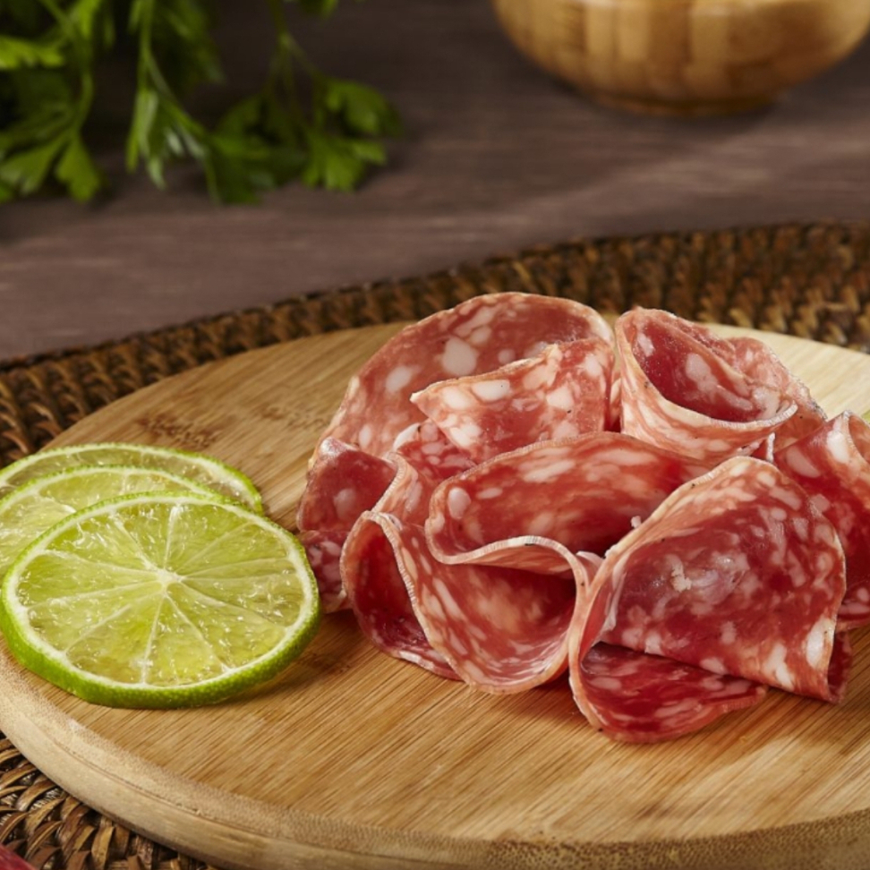 Delicie-se com o nosso prato 'Salame', que pertence à categoria 'Deliciosos Petiscos'. Este é um dos aperitivos mais autênticos e clássicos de nossa culinária. Seu sabor distintivo, que é uma mistura de especiarias e carnes curadas, promete deixar uma impressão duradoura em seu paladar. Com sua textura firme e sabor defumado, este salame é um verdadeiro deleite para os apreciadores de carnes. É o petisco perfeito para qualquer ocasião, seja um encontro com amigos ou uma noite tranquila em casa. Experimente e se apaixone por este sabor magnífico!