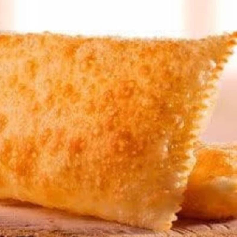 Pastel crocante com carne moida