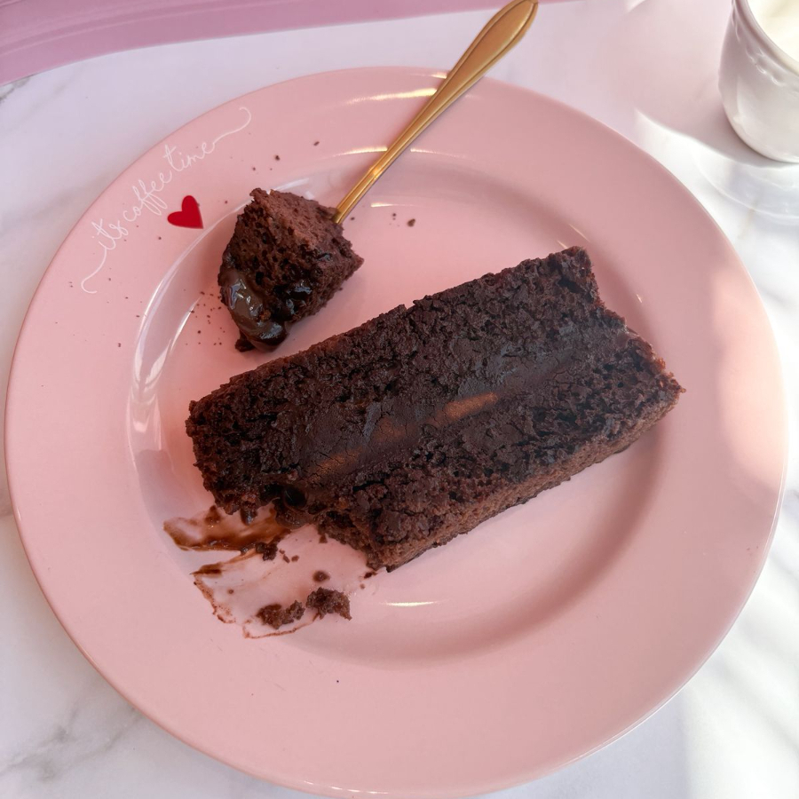 Bolo gelado de chocolate, super molhadinho, cremoso e com sabor intenso de chocolate. Impossível resistir!