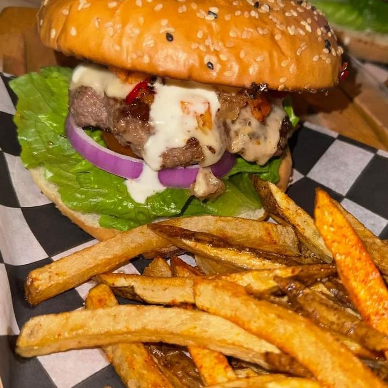 Hamburguesa Clasica con papas sazonadas.