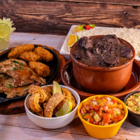 A feijoada mais saborosa e generosa que voce ja comeu serve até 3 pessoas. Acompanha Arroz, couve,torresmo, bisteca, banana amilanesa, farofa, vinagrete e nosso delicioso molhinho de pimenta