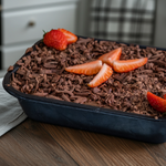 Feita com uma camada de um cremoso brigadeiro branco, coberto com pedacinhos de morangos e uma segunda camada de creme de chocolate meio amargo Nestlé e finalizada com raspas de chocolate Blend Nestlé.
*Foto ilustrativa*
*Produto congelado*