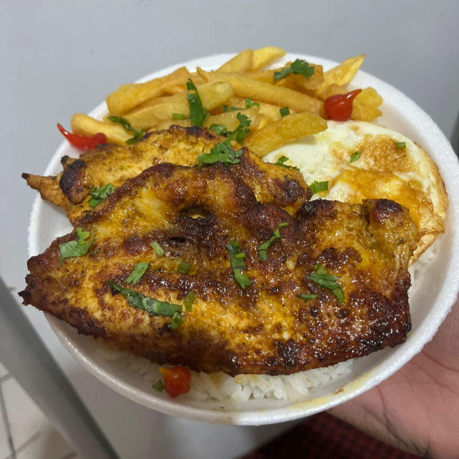 Um suculento filé de frango grelhado, que mantém a crocância exterior. Acompanhado de um arroz soltinho e perfeitamente temperado, combinado com um feijão caseiro. Para completar, um ovo frito. Uma refeição equilibrada e saborosa, ideal para qualquer hora do Dia!