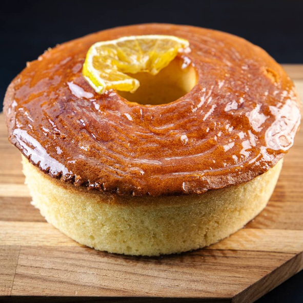 Massa fofa e aromática, com o sabor cítrico e doce da laranja, ideal para um café da tarde aconchegante.