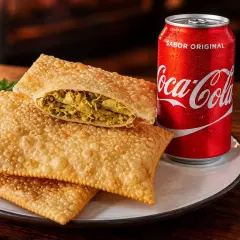 3 pastéis tradicionais, sendo 1 de carne, 1 de muçarela e 1 de presunto com queijo + 1 Coca-Cola lata 350ml. Crocantes, bem recheados e com aquele sabor de pastel de feira!