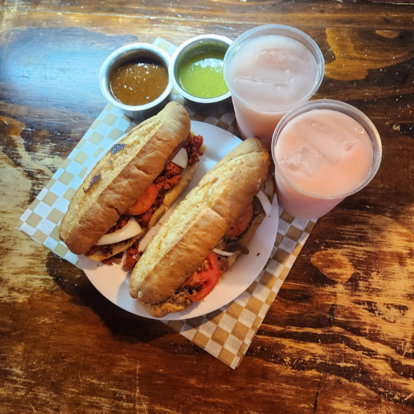 Combo Cuates: 2 Lonches + 1 Horchata Litro