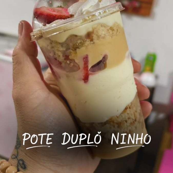 Duplo Ninho em 300ml de camadas e camadas de deliciosa combinação entre brigadeiro de Ninho, pão de ló de baunilha caseiro, mousse de Ninho, muitos Morangos frescos, finalizando com brigadeiro de Ninho e morangos deliciosos! Muito muito gostoso, um dos mais vendidos do nosso cardápio!