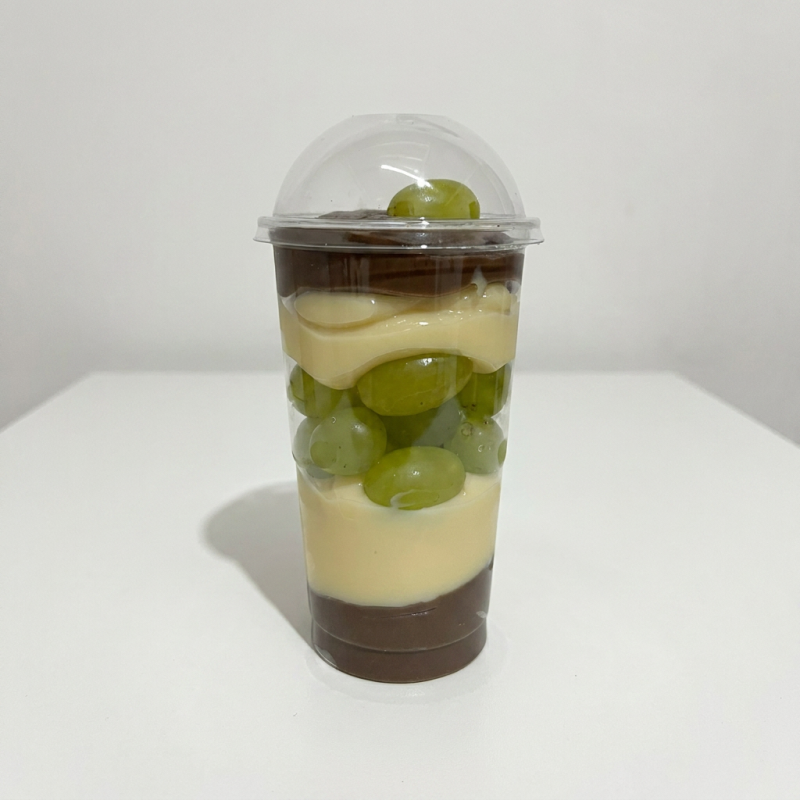 Uma combinação irresistível! 50% brigadeiro de chocolate cremoso, 50% brigadeiro de leite estilo Ninho, intercalados com uvas verdes fresquinhas. Doce na medida certa, cremoso e refrescante em cada colherada