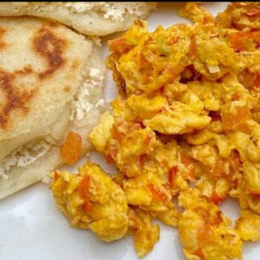 Ricas Arepas Asadas+ Huevo Revuelto + Jugo