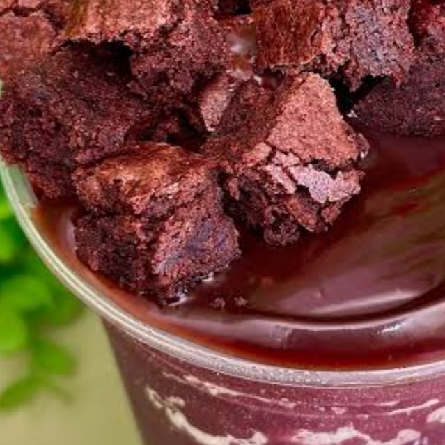 Açaí, brownie com leite condensado.