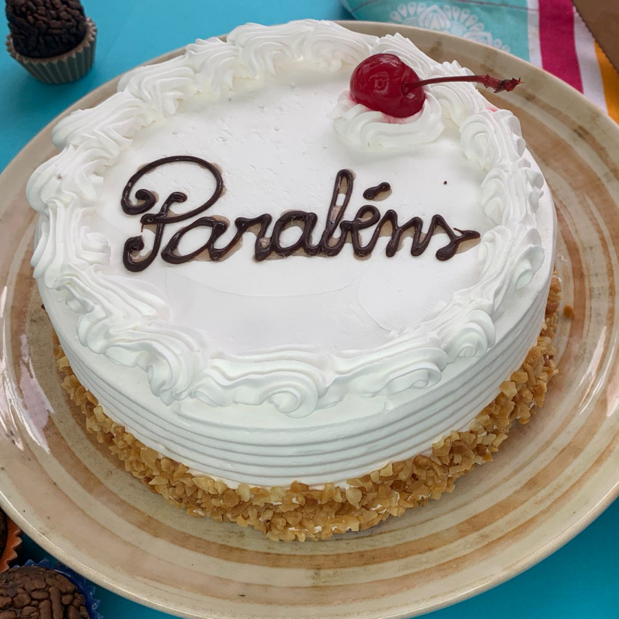 Massa levinha de pão-de-ló branca clássica, recheio irresistível de doce de leite, cobertura de chantilly gourmet de baunilha, decoração com amendoim torrado e cerejas para finalizar! Peso: 500 gramas. Serve de 4 a 6 pessoas. - Importante: atendendo às melhores práticas de confeitaria, nosso produto é mantido semicongelado para maior frescor e qualidade.