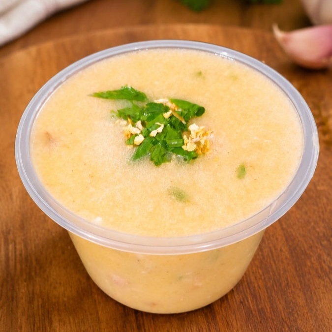 Caldo Cremoso de Aipim Feito com aipim batido, calabresa e um toque de bacon. Cremoso, saboroso e perfeito para aquecer sua noite!