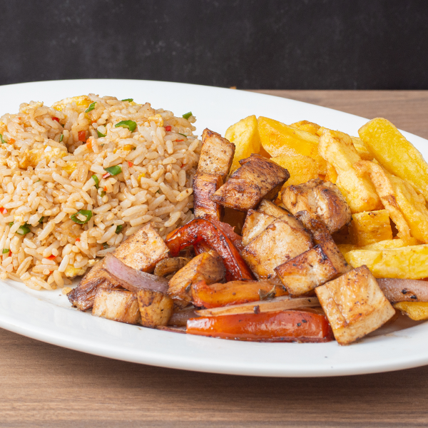 Pollo Saltado con Chaufa