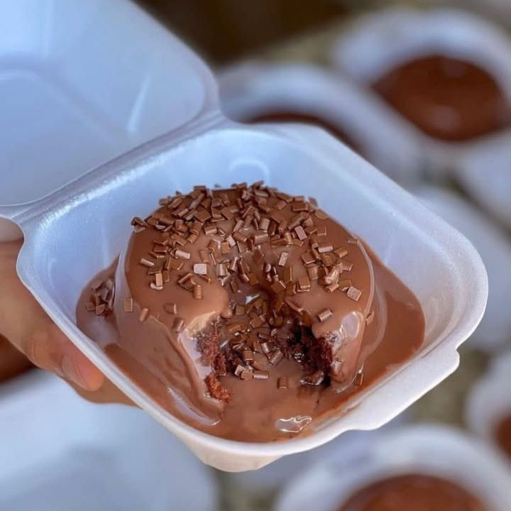 Mini Bolinho Delicioso acompanhado de uma cobertura de Brigadeiro Maravilhosa mais uma Bola de sorvete de sua Preferencia de Sabor