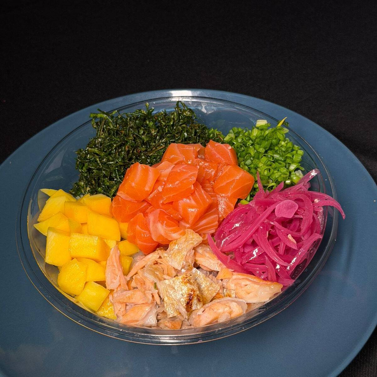 Arroz japonês , couve crispy , cebola em cosenva , Skin , cebolinha,manga e finalizado com 100g de salmão
Kit molho : 3 shoyu ,wassabi e gengibre ,1 hashi