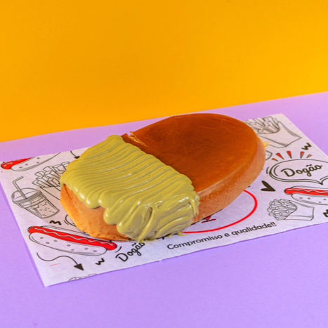Pao De Dog Tradicional, Recheado com creme epedaços de pistache, chocolate branco com borda de choco branco e pedaços de pistache