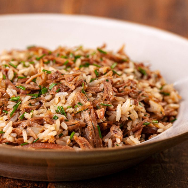 Arroz parabolizada cozido com costela de boa até desfiar no cozimento, separando a gordura.