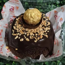 caseirinho de ferrero rocher. com massa fofinha de chcolate molhadinho. recheado com creme de chocolate com camadas de nutella e amendoin sequinho. finalizado com ferrero