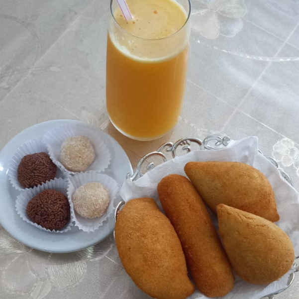 4 Salgados Variados + 1 Suco Natural de Maracujá (500ml)+ 4 Docinhos