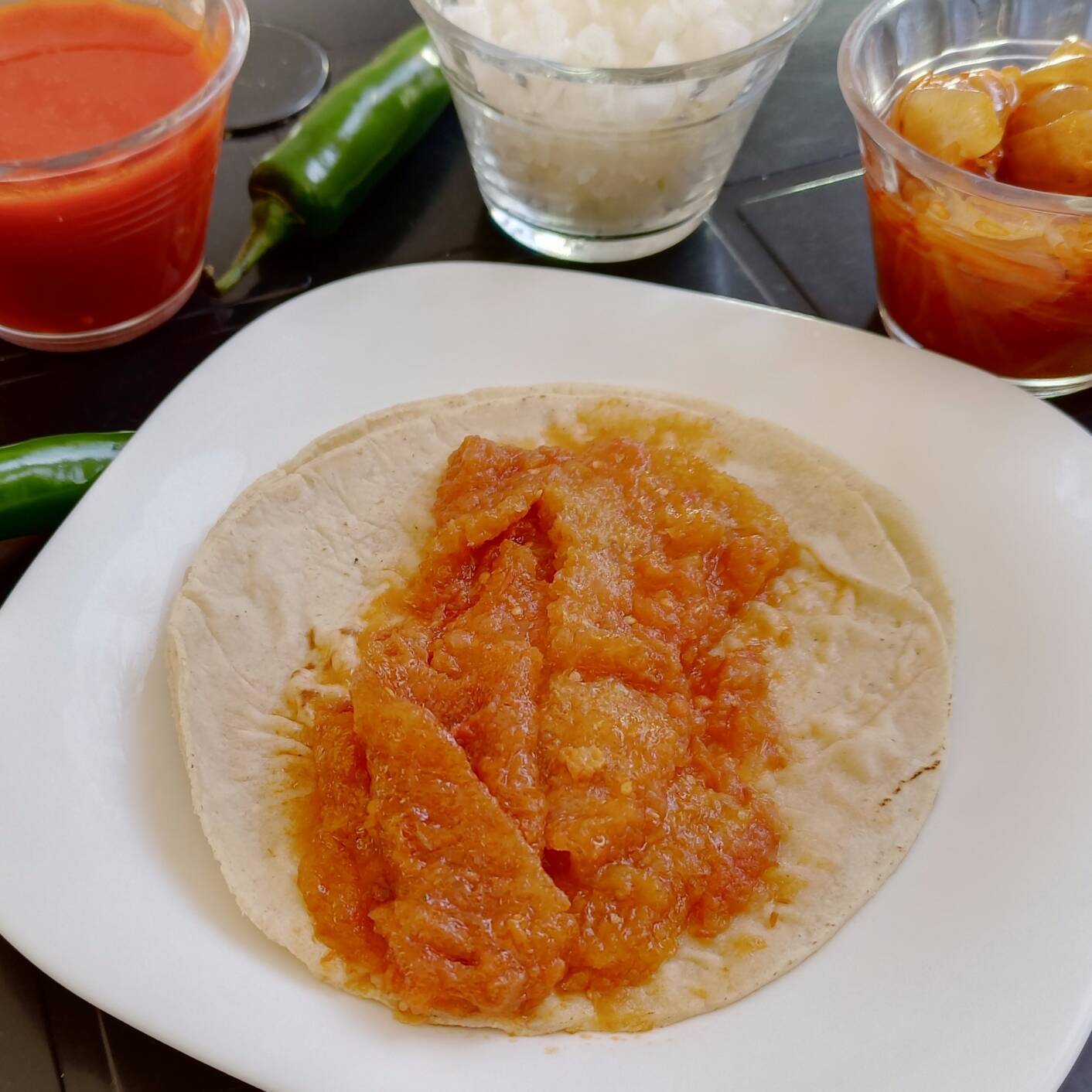 Taco de Chicharrón Duro Guisado En Salsa Roja