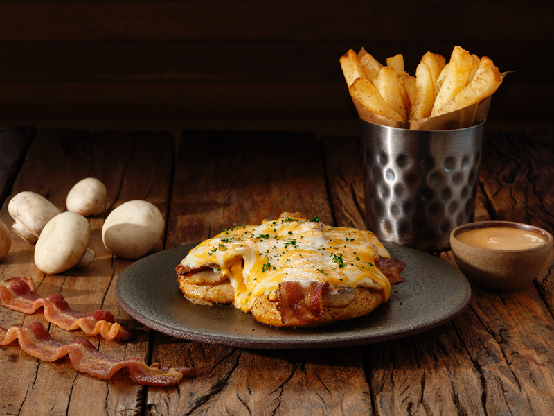 Um suculento peito de frango grelhado, temperado com o molho honey mustard e coberto de bacon, champignons e queijos gratinados.
para deixar seu #momentooutbackemcasa ainda mais gostoso, sugerimos que leve ao forno pré aquecido a 180 e deixe entre 3 a 5 minutos até o queijo estar totalmente derretido e quente.
Sem Glúten|*Contém carne suína