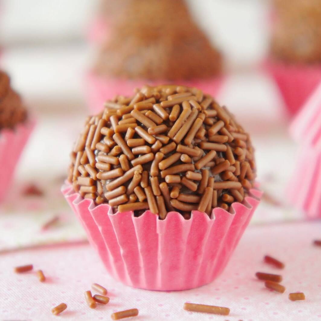 Brigadeiro cremoso, feito com bastante chocolate e sabor irresistível.