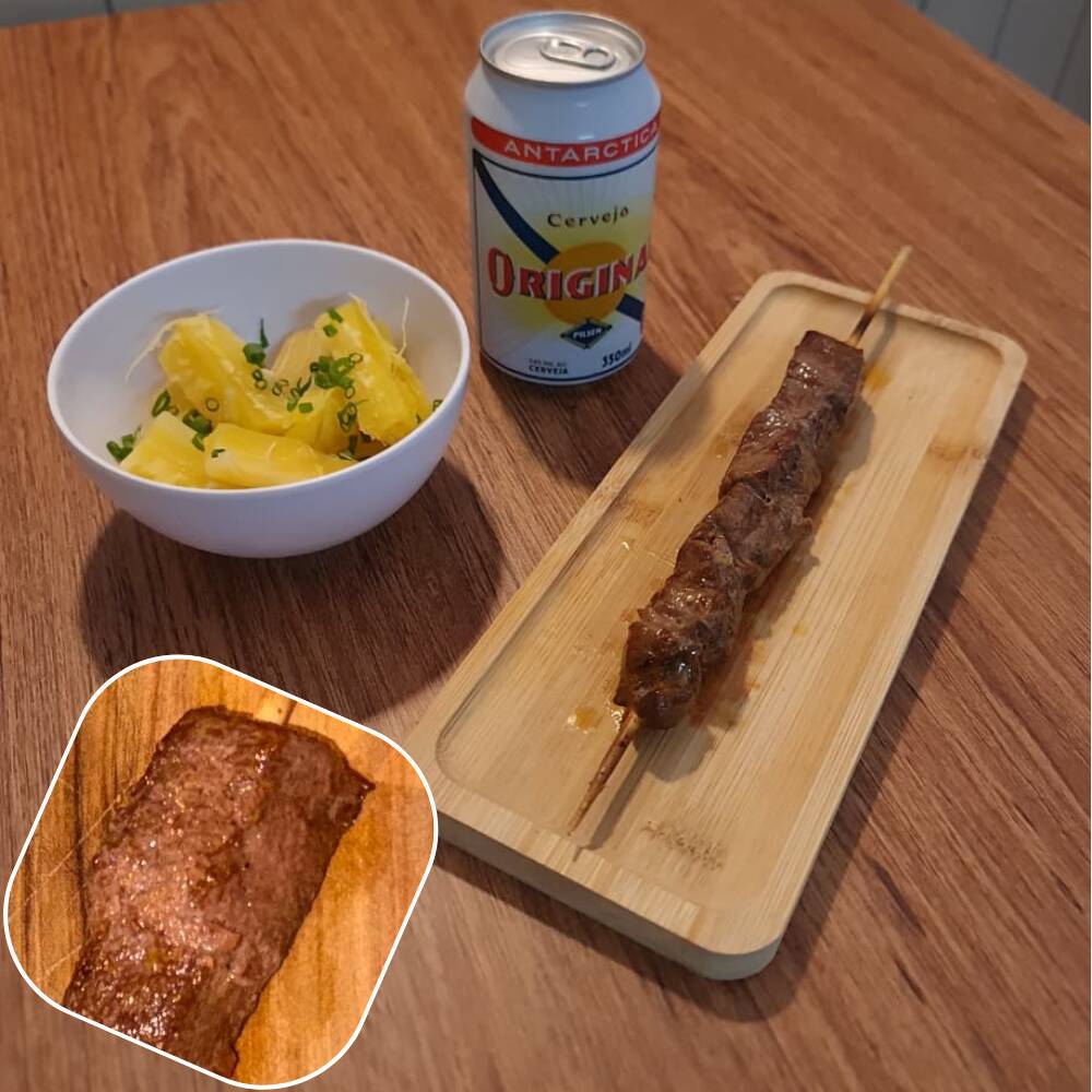 Espeto do miolo da alcatra bovina, com mandioca.